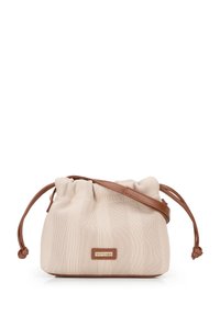 Bolso tejido beige con cierre de cordón, con acentos de cuero marrón y una etiqueta de cuero con marca. Forma redonda compacta con una textura suave.