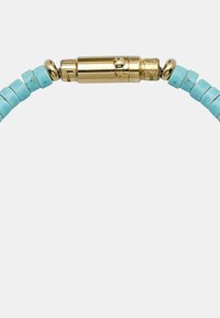 Bracciale di perline turchesi con piccole perline cilindriche e chiusura in tono oro; presenta una texture liscia e finiture alternate lucide e opache.