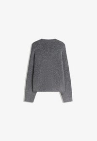 Pullover grigio a maglia con maniche lunghe, scollatura rotonda e una finitura morbida al tatto. Design semplice, senza accessori o motivi visibili.