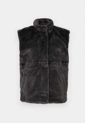 Grå faux fur vest med høy krage, ermeløs design og myk tekstur, med horisontale sømmer for struktur og varme.