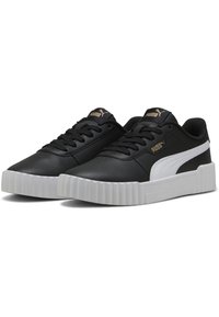 Czarne sneakersy z teksturowanej skórzanej cholewki, z białym akcentem wzdłuż i gumową białą podeszwą z wyżłobionym wzorem. Złote logo na języku.