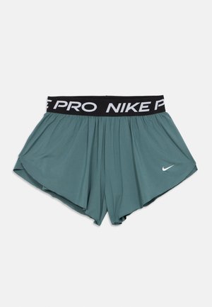 Pantaloni scurți sportivi Nike Pro de culoare albastru-verzui, cu talie elastică neagră, având textul alb „NIKE PRO” și logo-ul Nike alb pe piciorul stâng.