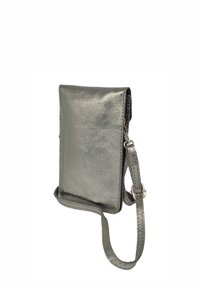 Sac bandoulière en cuir gris métallisé avec une texture lisse, de forme rectangulaire, et une sangle réglable. Il comporte une fermeture à rabat et des accents minimalistes.