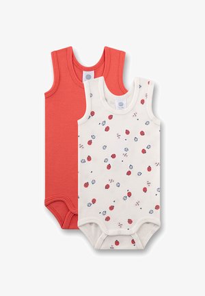 Zwei ärmellose Babystrampler, einer in einfarbigem Korallenrot und einer weiß mit rotem und blauem Marienkäfermuster, beide mit Druckknöpfen am unteren Ende.