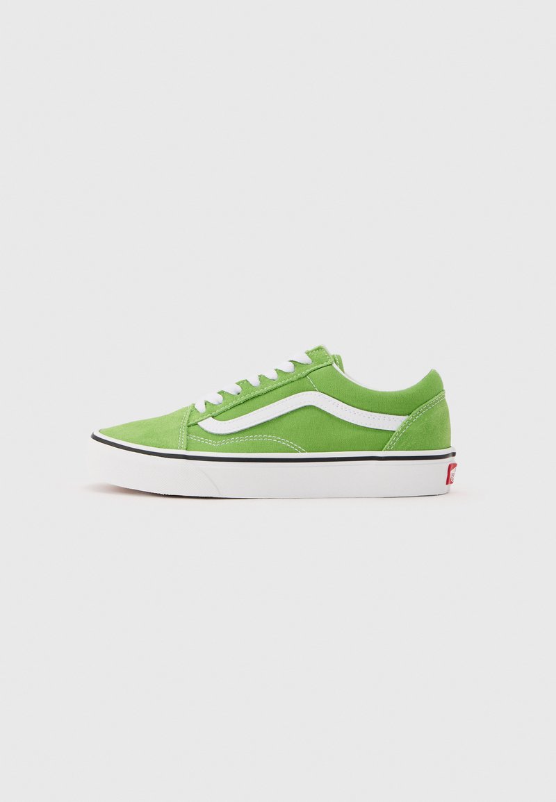 Chaussure de skate basse verte avec une bande latérale blanche, des lacets blancs et une semelle blanche épaisse sur un fond gris clair.