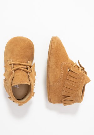 Brązowe zamszowe mokasyny dla malucha z frędzlami i sznurowadłami, przedstawione z góry i z boku na białym tle.