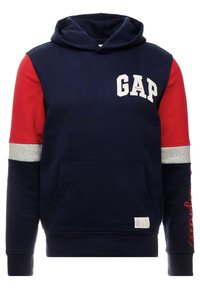 Felpa con cappuccio blu navy e maniche rosse e grigie, presenta un logo bianco "GAP" sul petto e una tasca frontale. Tessuto morbido e textured.
