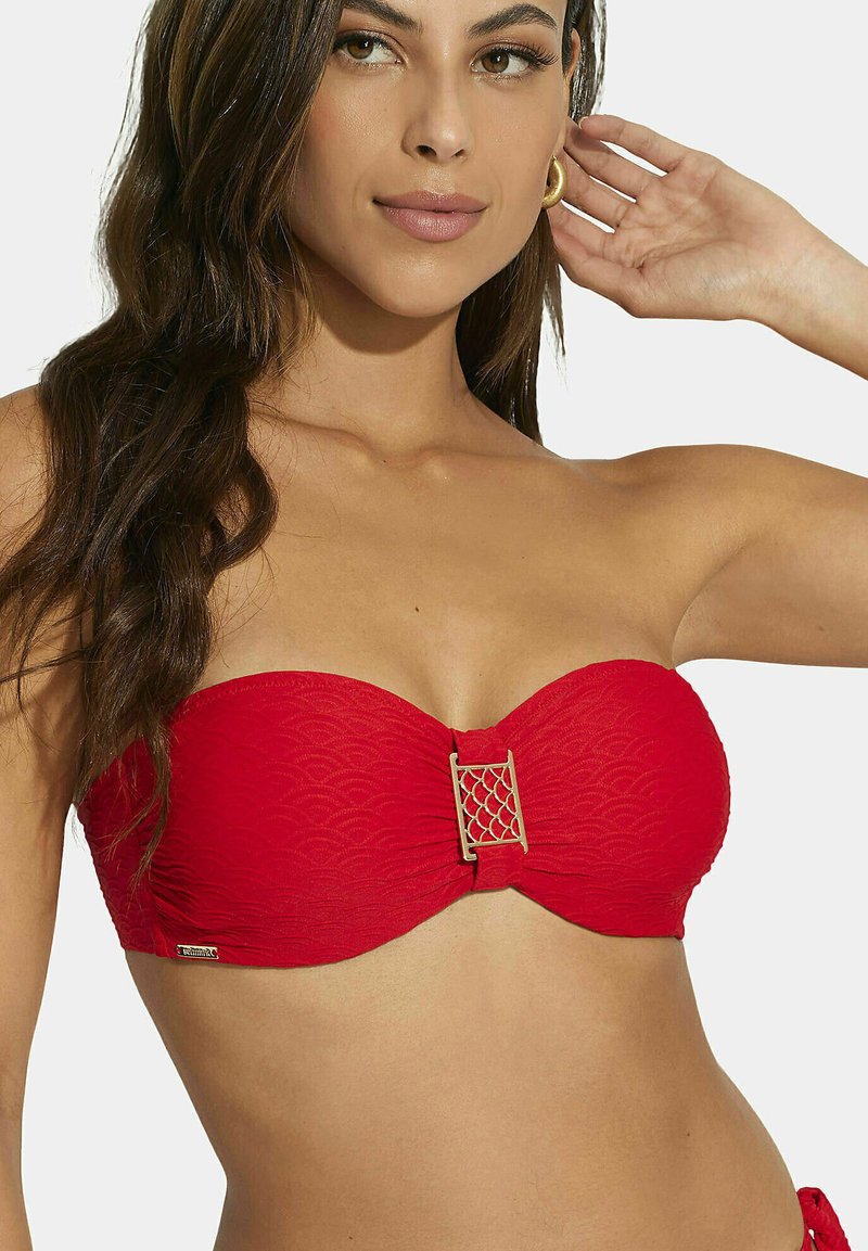 Rode strapless bikini-top met een gestructureerd patroon, een gouden decoratieve gesp in het midden en een gladde stofafwerking.