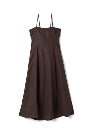 Braunes ärmelloses Midikleid mit dünnen verstellbaren Trägern und einem leicht ausgestellten Rock, flach auf weißem Hintergrund liegend.