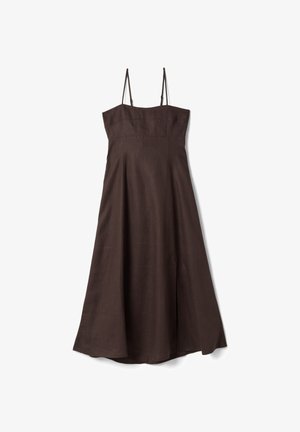 Bruine mouwloze midi-jurk met dunne verstelbare bandjes en een licht uitlopende rok, plat gelegd op een witte achtergrond.