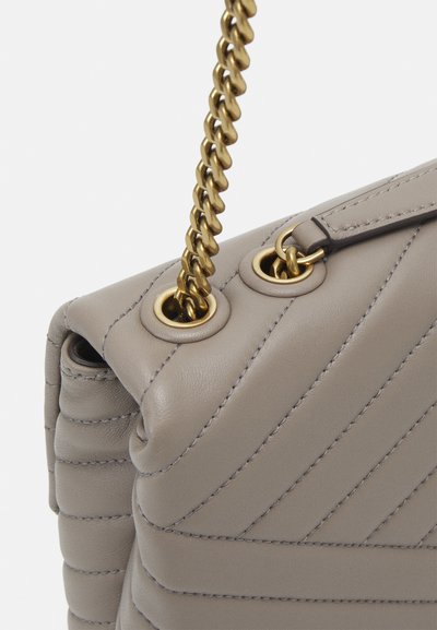 Tory Burch KIRA CHEVRON CONVERTIBLE SHOULDER - Taška s příčným popruhem - gray heron