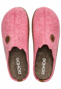 Rosa filttofflor med en mjuk, texturerad yta. Öppen baksida, med en brun cirkulär logotyp och en vadderad innersula.