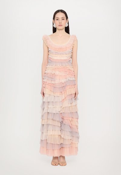 Robe maxi en tulle superposé dans des teintes pastel de rose et de lavande. Présente un col rond et un design texturé avec volants.