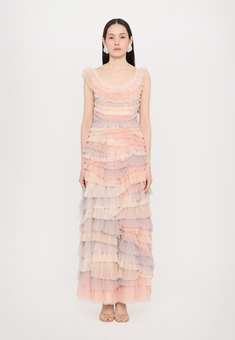 Maxi-jurk van gelaagd tule in pastelkleuren van roze en lavendel. Heeft een ronde halslijn en een gerimpeld, textuurontwerp.