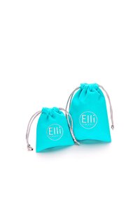 Tirkizne platnene torbe s vezicama, jedna veća i jedna manja, sa srebrnim akcentima i kružnim logotipom koji glasi "Elli WE ♥ JEWELS."