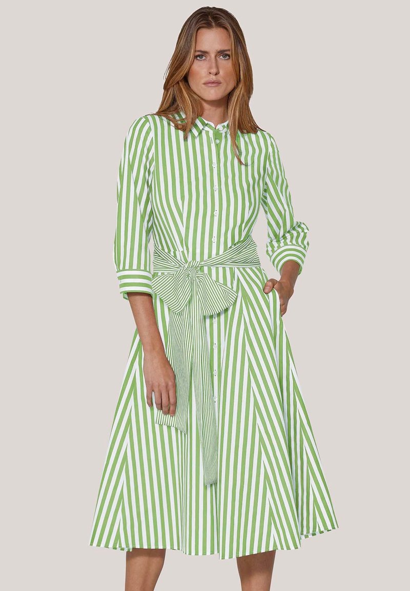 Grün und weiß gestreiftes Hemdkleid mit durchgehender Knopfleiste, umgeschlagenen Ärmel und einem passenden Bindegürtel in der Taille. Ausgestellter Rock.