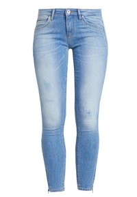 Jeans ajustados de denim en un azul claro, con áreas descoloridas y detalles desgastados. Cuenta con bolsillos estándar y una cremallera con cierre de botón.