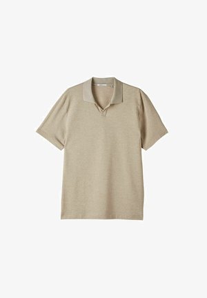 Beige poloshirt van zachte stof, met een klassieke kraag, korte mouwen en een subtiele textuur. Geen zichtbare patronen of accenten.