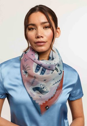 Sciarpa di seta con un motivo astratto colorato in tonalità di blu, rosa e rosso. Il bordo è frangiato; etichetta visibile sul bordo inferiore.