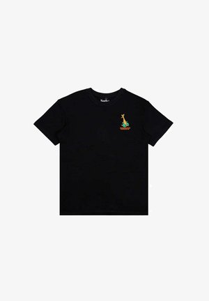 Musta puuvillapaita lyhythihaisella, ribatulla kaula-aukolla ja rintapanelissa pieni värikäs nacht.