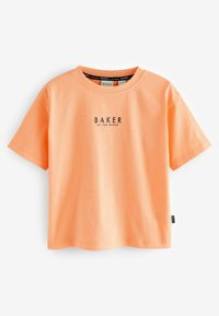 Persikinio atspalvio trumpomis rankovėmis marškinėliai, pagaminti iš medvilnės, su juodu spausdintu logotipu "BAKER" centre ir etikete šone.
