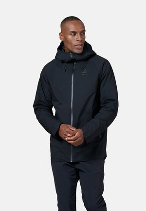Schwarze wasserdichte Jacke mit Kapuze, mit einem Reißverschluss vorne und Kordelzügen. Glatte Textur, minimalistisches Design und Logo auf der Brust.
