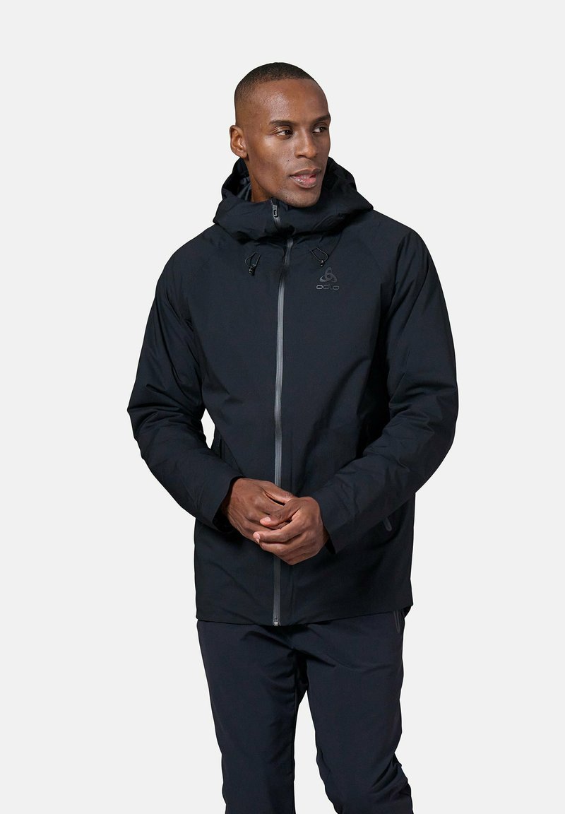 Zwarte waterdichte jas met capuchon, voorzien van een rits aan de voorkant en koordjes. Soepele textuur, minimalistisch ontwerp en logo op de borst.