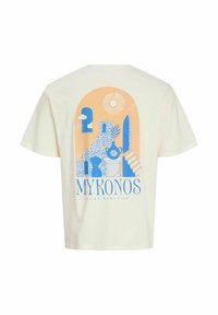 Camiseta de algodón color crema con un diseño gráfico en azul y naranja que incluye escaleras, sol, nubes y el texto "MYKONOS PURO PARAÍSO."