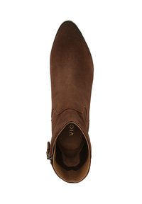 Bottine en suède marron avec un bout pointu, accent de fermeture éclair et une doublure intérieure lisse. Présente un talon bas et un design minimaliste.