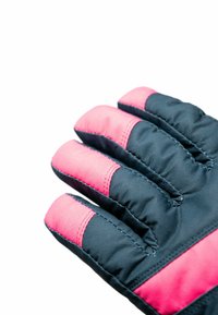 Svart isolerad handske med rosa accenter, som har vadderade fingrar och en slät tygtextur. Designen inkluderar förstärkta sömmar och stygn.