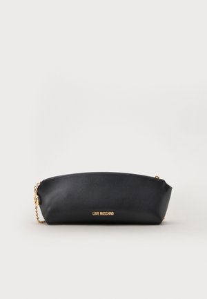 Sort Moschino pung med guldkæde og guldlogo foran, sat mod en ensfarvet lys baggrund.