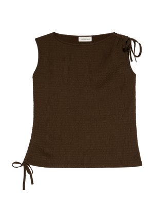 Top sin mangas de color marrón oscuro con textura, cuello redondo, lazos ajustables en los laterales y los hombros, y pequeño logotipo cerca del dobladillo.