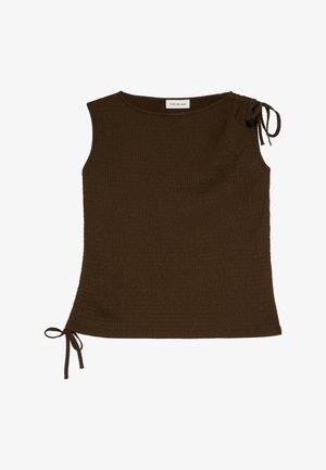 Haut sans manches marron foncé texturé avec encolure ronde, liens ajustables sur les côtés et aux épaules, et petit logo près de l'ourlet.
