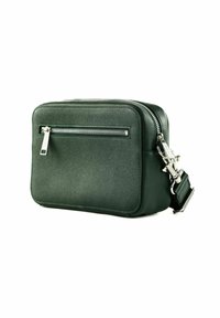 Borsa a tracolla rettangolare verde scuro realizzata in pelle testurizzata, con una tasca frontale con zip e accessori in metallo argentato.