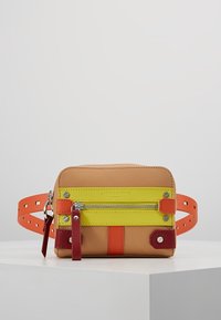 Liten rektangulär bälte väska i ljusbrunt läder med ficka framtill i gult med dragkedja, detaljer i orange och rött på remmen, samt justerbar bälte med orange rem.