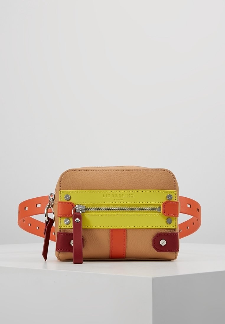 Liten rektangulär bälte väska i ljusbrunt läder med ficka framtill i gult med dragkedja, detaljer i orange och rött på remmen, samt justerbar bälte med orange rem.