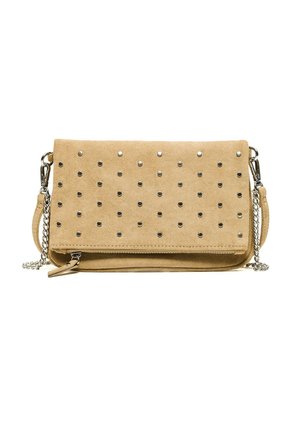 Kleine beige Veloursleder-Umhängetasche mit silbernen Nieten auf der Frontklappe und silberner Kette als Träger auf weißem Hintergrund.