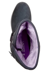 Botte en daim noir avec une doublure douce en polaire violette, bout arrondi, fermeture éclair latérale, et une forme étroite et profilée pour un ajustement parfait.