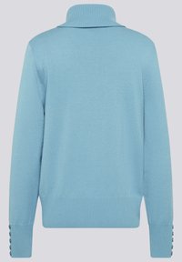 Hellblauer Pullover mit hohem Kragen, gerippten Bündchen mit Knopfdetails und weicher Textur, konzipiert für einen angenehmen Sitz.