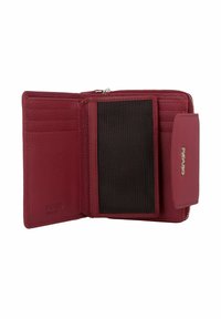 Cartera de cuero rojo con acabado texturizado, que cuenta con ranuras para tarjetas, una ventana transparente para identificación y un compartimento con cremallera. Incluye acentos de hardware notables.