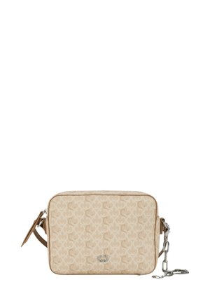Beige Umhängetasche aus gemustertem Stoff, rechteckige Form, silbernes Logo und eine Kettenriemen. Reißverschlussverschluss oben.