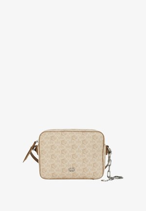 Borsa a tracolla beige con tessuto decorato, forma rettangolare, logo argentato e tracolla a catena. Chiusura con zip sulla parte superiore.