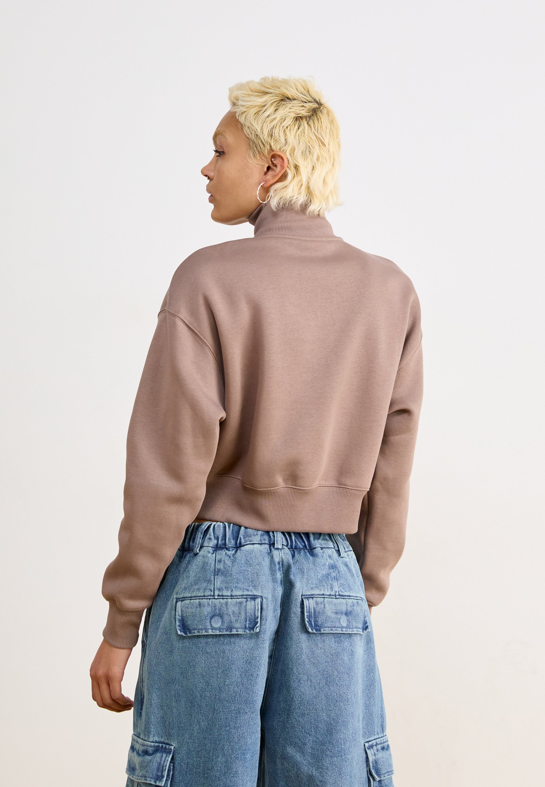 nike sportswear women's essentials fleece cropped crew tan