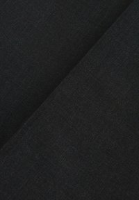 Schwarzer Stoff mit einer glatten, weichen Textur, die ein dezentes gewebtes Muster zeigt. Die Oberfläche ist einheitlich und hat in einigen Bereichen einen leichten Glanz.