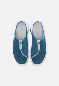 Μπλε διχτυωτά παπούτσια slip-on με γκρι πάτο, αντίθετους λευκούς τόνους και στρογγυλή μύτη, με ξεχωριστό λογότυπο και θηλιά στην πλάτη.