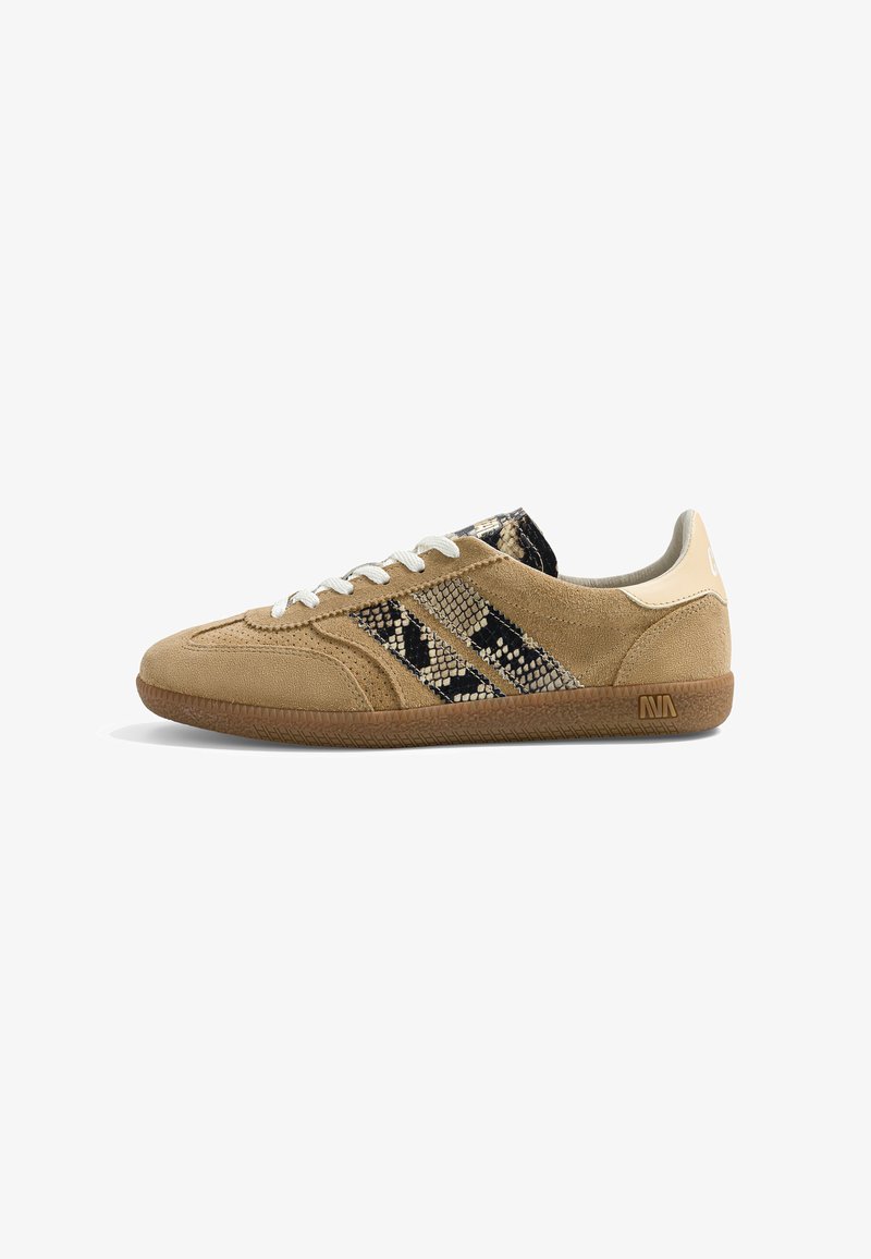 Baskets en daim beige avec lacets blancs, bandes latérales en cuir de serpent noir et beige, et une semelle en gomme avec un petit logo.