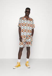 Heathe PRINTED SHIRT SET - Kratke hlače - tribal