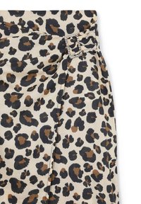 Beige Leopardenmusterrock mit dunklen braunen und schwarzen Flecken sowie einer gewebten Textur. Ausgestattet mit einer rechteckigen metallischen Schnalle an der Taille.