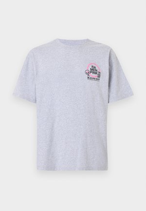 Lysegrå T-shirt med korte ærmer og lille pink og sort "RAMEN PINK"-logo samt telefonnummer på venstre bryst.