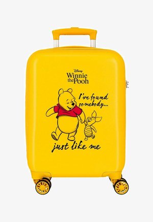 Maleta rígida amarilla con Winnie the Pooh y Piglet tomados de la mano y el texto "He encontrado a alguien como yo."